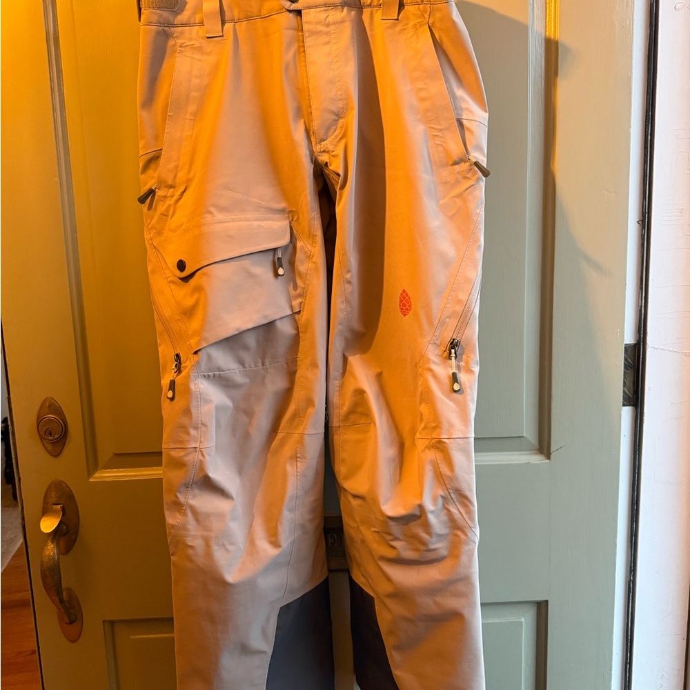 Stio Environ Men’s size medium Tan ski Pants